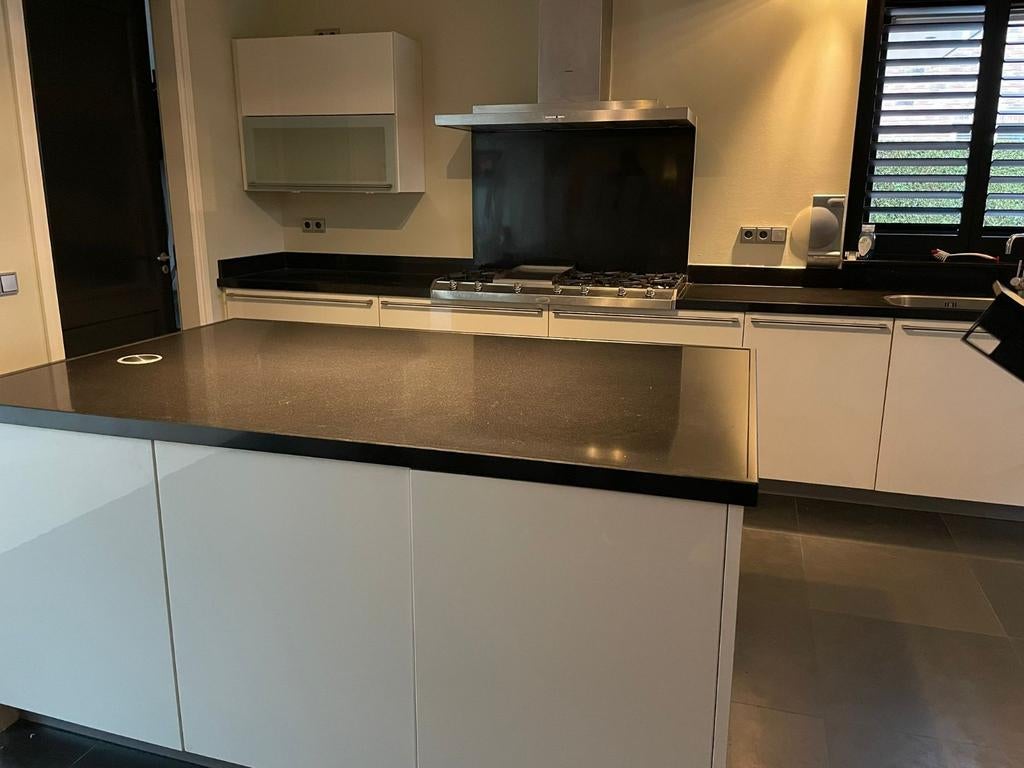 Keuken met zwart composiet blad en kookeiland, Ophalen of Verzenden, Zwart