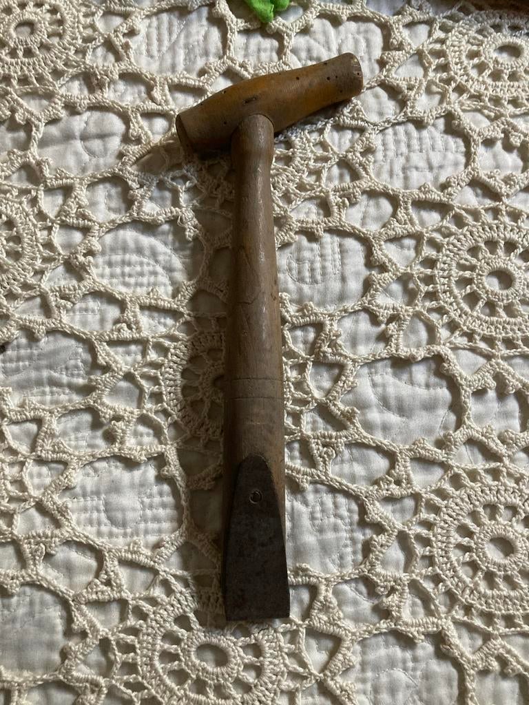 Oud handgereedschap: Houten handvat met metalen punt 27 cm., Ophalen of Verzenden