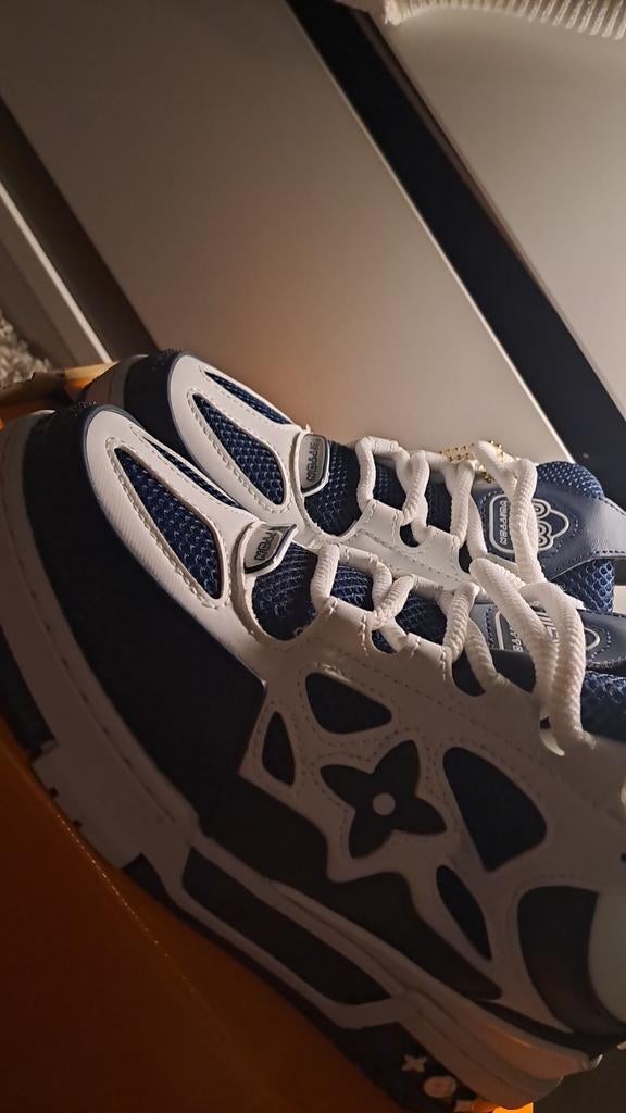 LV Skate Marine Blauw Sneakers Maat 43 - Zo goed als nieuw, Blauw, Ophalen of Verzenden, Louis Vuitton, Sneakers of Gympen