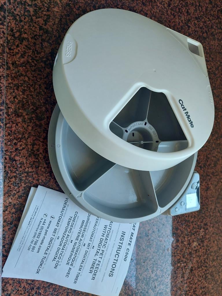 Handige voerautomaat met handleiding, Ophalen