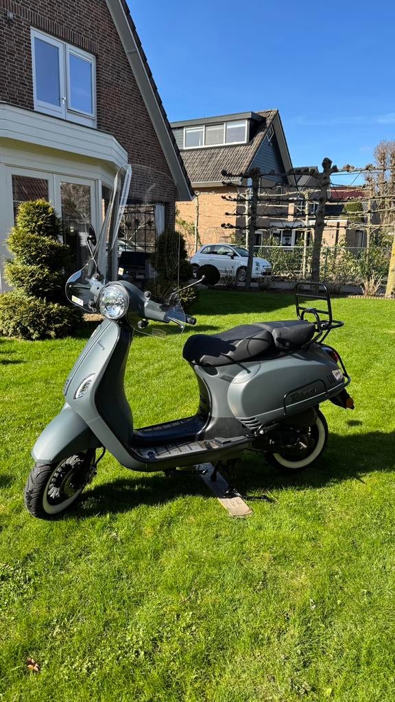 BTC Riva Luxury Bromscooter E5 *GEEL KENTEKEN* *NIEUW BLOK*, Ophalen, Maximaal 45 km/u, Zo goed als nieuw, Benzine