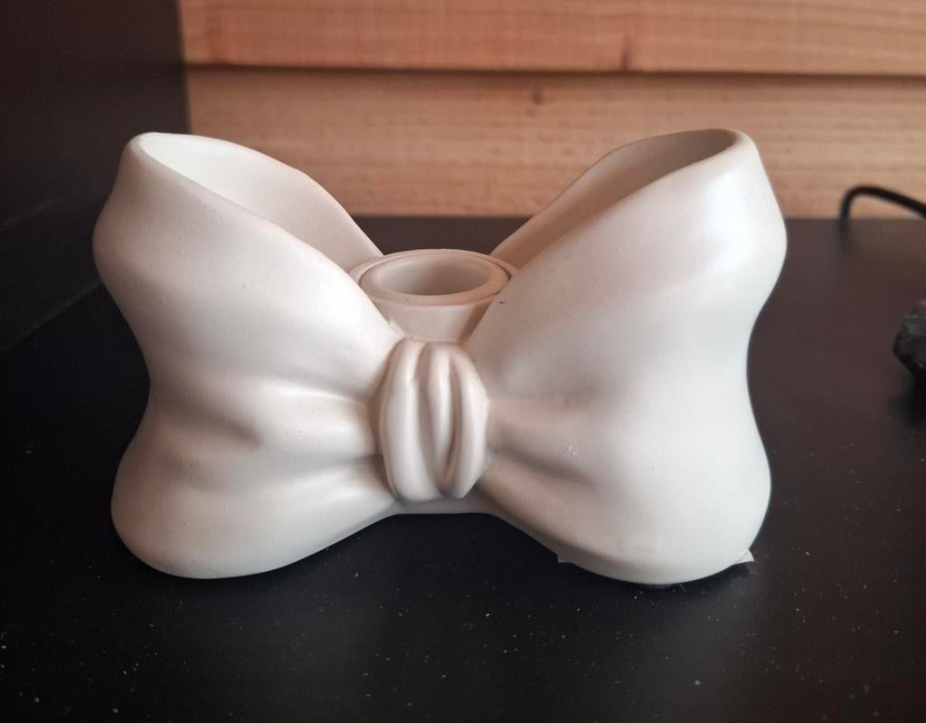 Crème witte kandelaar in de vorm van een strik, Overige materialen, Ophalen of Verzenden, Zo goed als nieuw, Crème