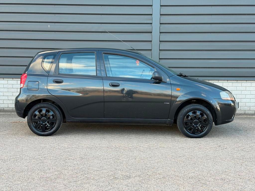 Chevrolet Kalos 1.4 Spirit airco trekhaak 5 Deurs apk!, Auto's, Chevrolet, 83 pk, Stof, Zwart, 4 cilinders