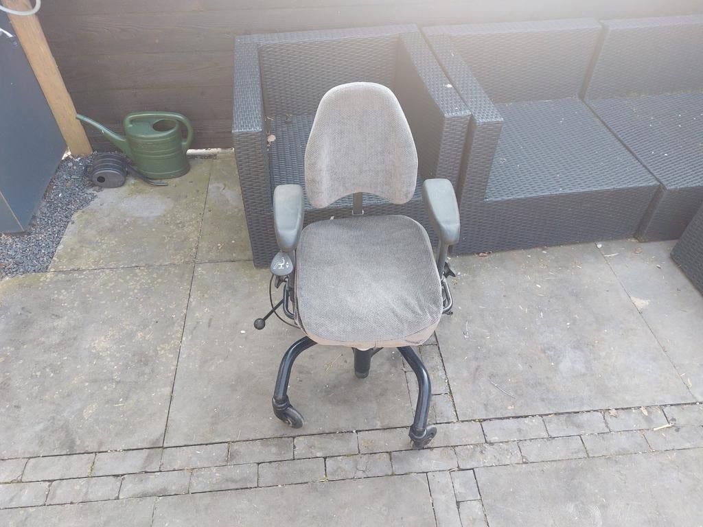 Trippelstoel voor kind - Ergonomisch en verstelbaar, Ophalen, Gebruikt, Grijs, Bureaustoel