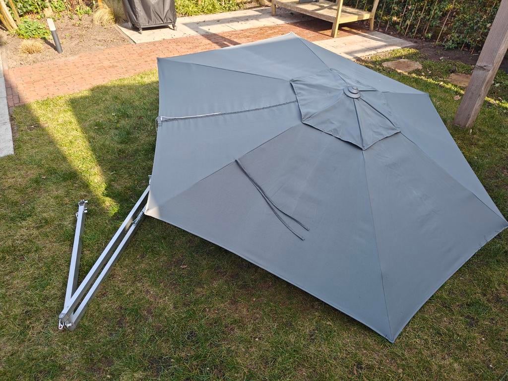 Easysol muurparasol - grijs, 250cm, rond, Tuin en Terras, Parasols, Gebruikt, Muurparasol, 2 tot 3 meter, Kantelbaar, Ophalen