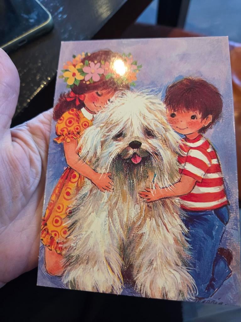 Vintage Ansichtkaart: Kinderen knuffelen hond, Verzamelen, Ophalen of Verzenden