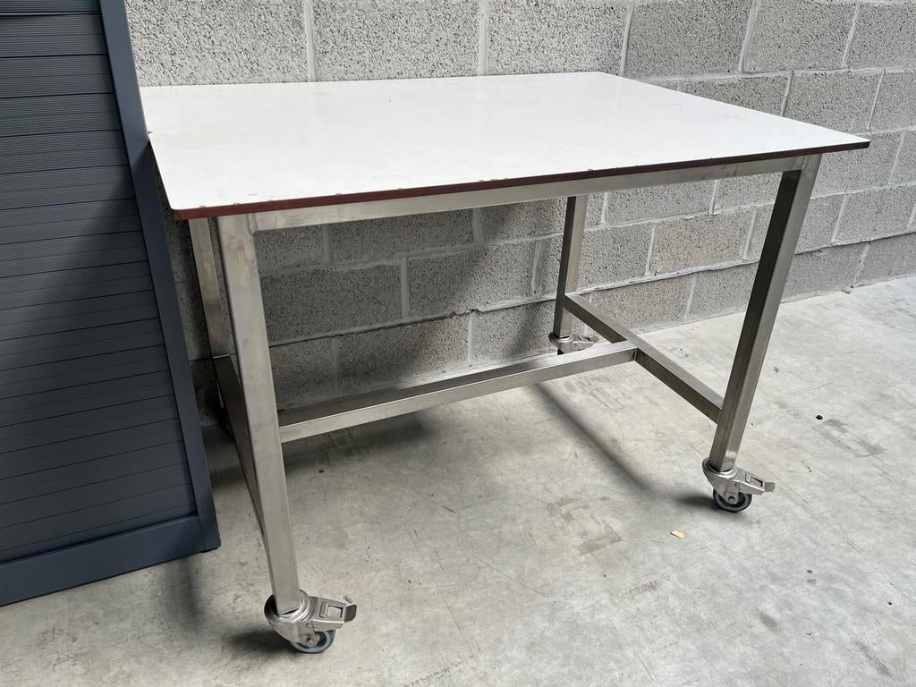 RVS rol tafel met 4 zwenkwielen en trespa blad, Ophalen of Verzenden, Zo goed als nieuw