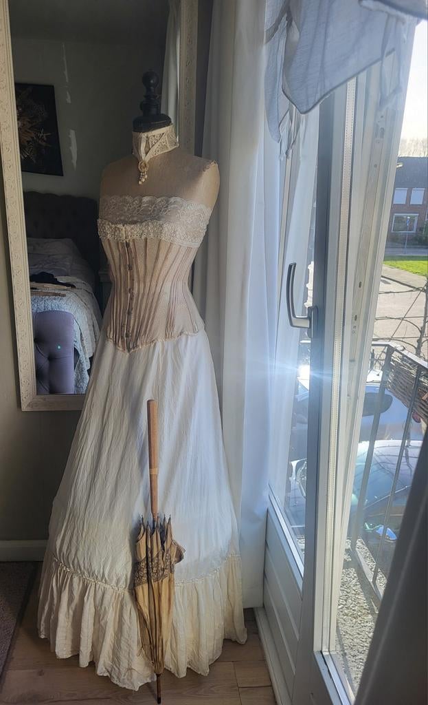 Brocante Paspop met Victoriaanse Rok, Corset en Choker, Ophalen