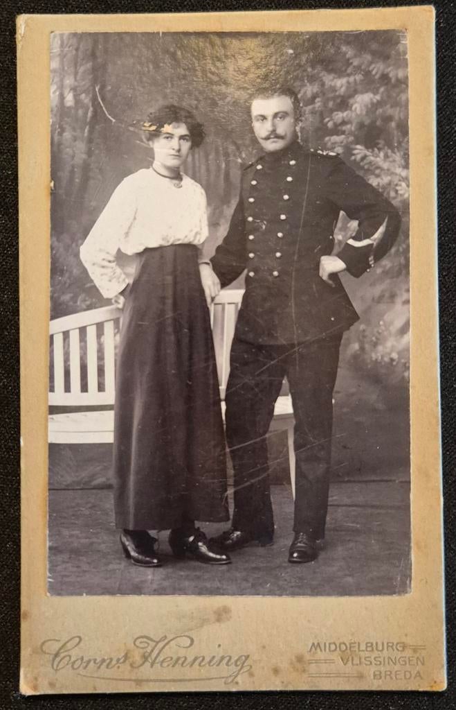 060 cdv militair met vrouw Middelburg Corne Henning, Ophalen of Verzenden, Voor 1940, Gebruikt