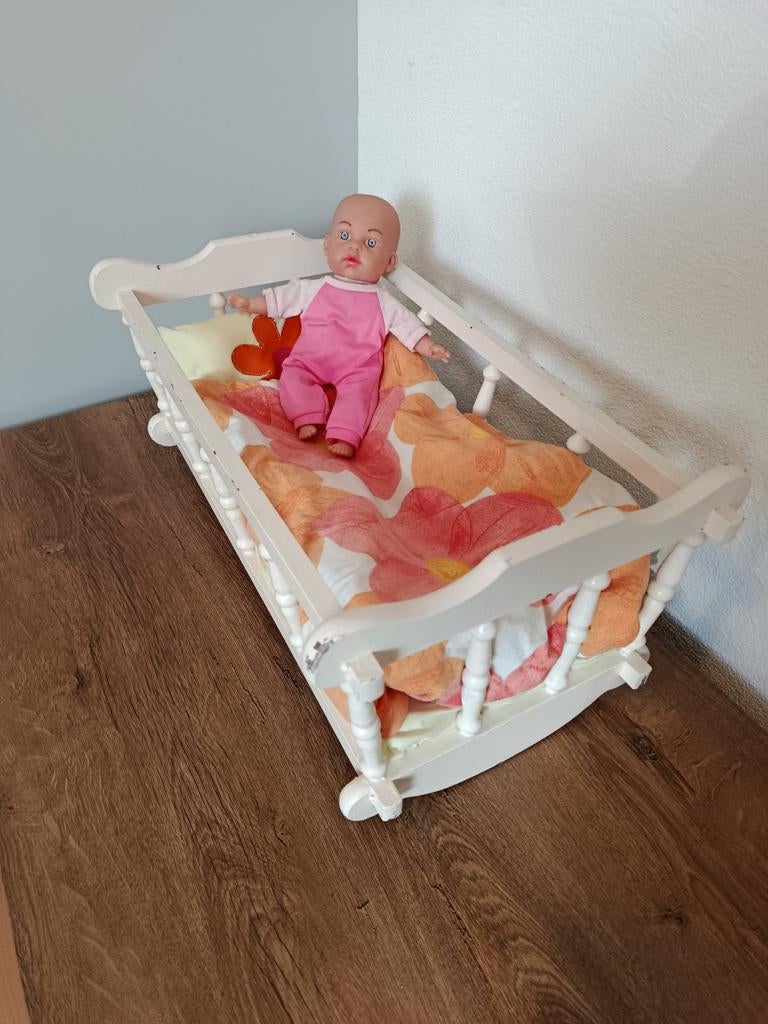 Schommelend poppenledikant met pratende pop en beddengoed, Kinderen en Baby's, Speelgoed | Poppen, Ophalen of Verzenden, Gebruikt