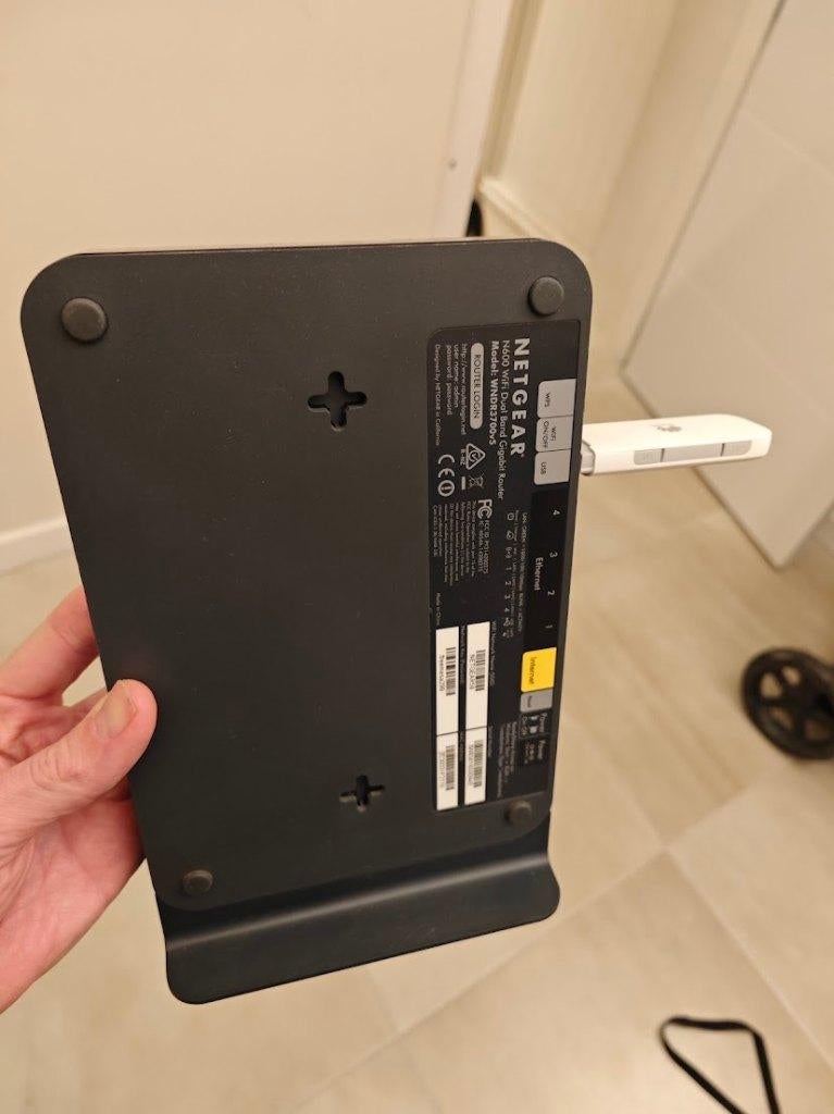 Netgear WNDR3700v5 met Huawei E3372 4G-stick (voor simkaart), Ophalen of Verzenden, Zo goed als nieuw
