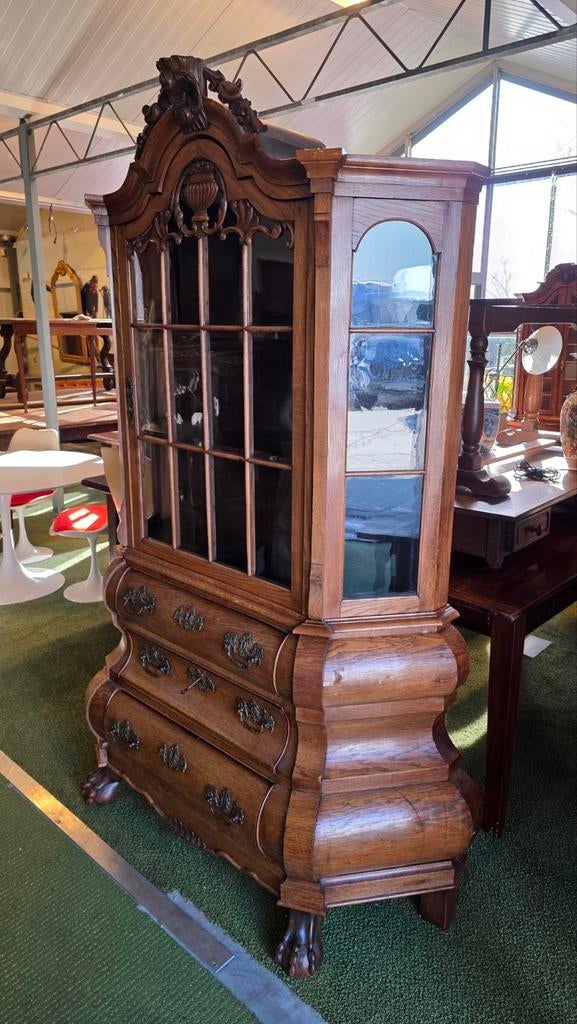 Eikenhouten Gebogen Vitrinekast met Mooi Snijwerk, Ophalen of Verzenden