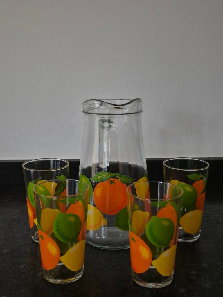 Vintage sapkan met sapglazen, Verzamelen, Glas en Borrelglaasjes, Ophalen of Verzenden, Zo goed als nieuw, Frisdrankglas
