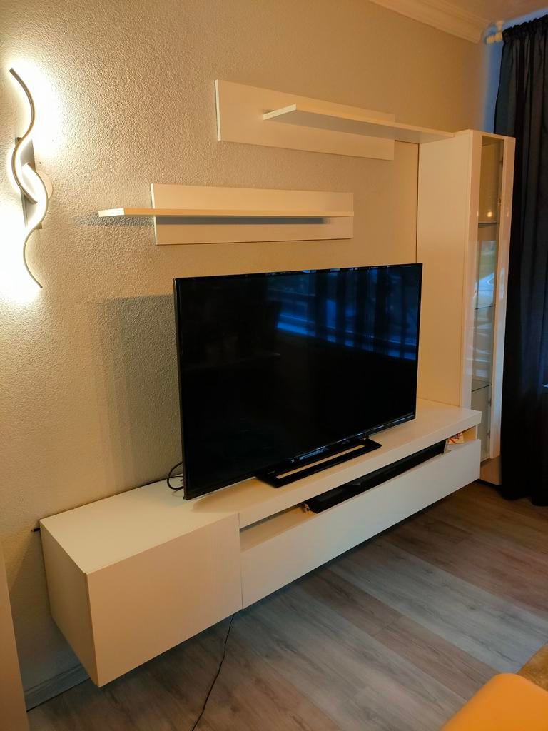 Moderne witte tv-meubel met wandplanken en vitrinekast, Ophalen, Glas, Zo goed als nieuw, 200 cm of meer
