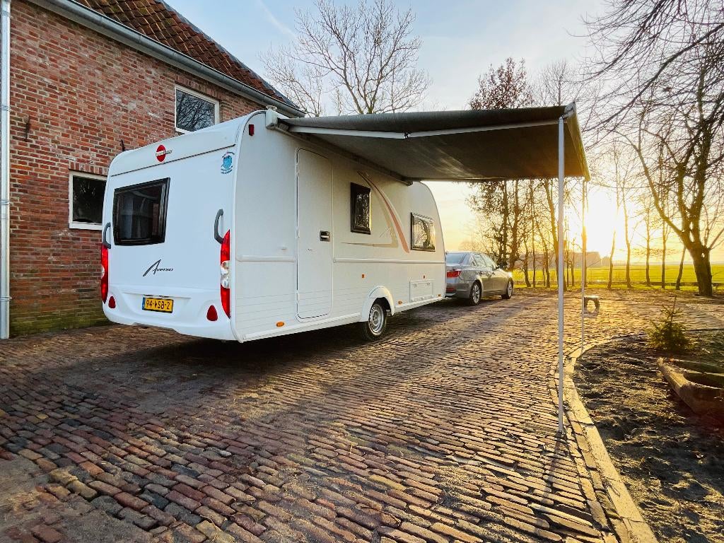 Bürstner Averso 2017 – BOVAG – Thule Luifel – Douche –Toilet, Caravans en Kamperen, Caravans, Rondzit, Particulier, Vast bed, Bürstner