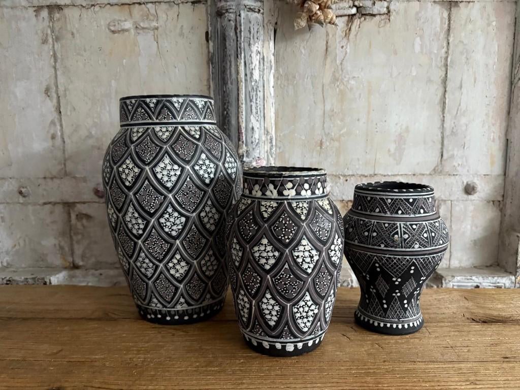 Handbeschilderde vaas - zwart wit Marokkaans aardewerk, Huis en Inrichting, Woonaccessoires | Vazen, Gebruikt, Wit, Minder dan 50 cm