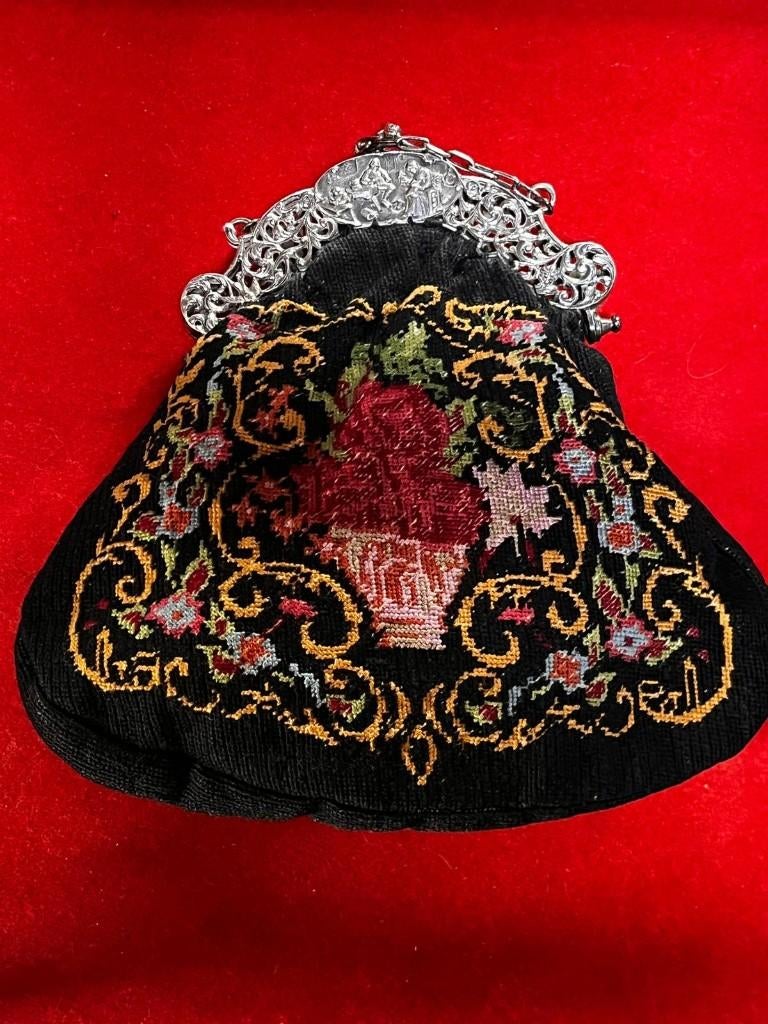 62) Antieke tas met een zilveren sluiting en ketting., Gebruikt, Overige kleuren, ., Ophalen of Verzenden