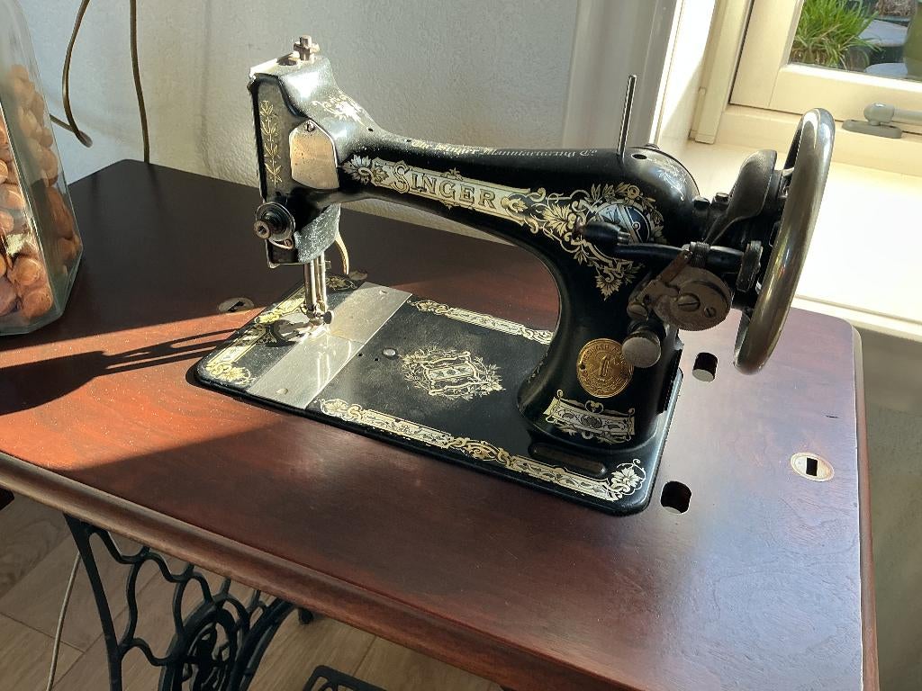 Antieke Singer naaimachine, Ophalen