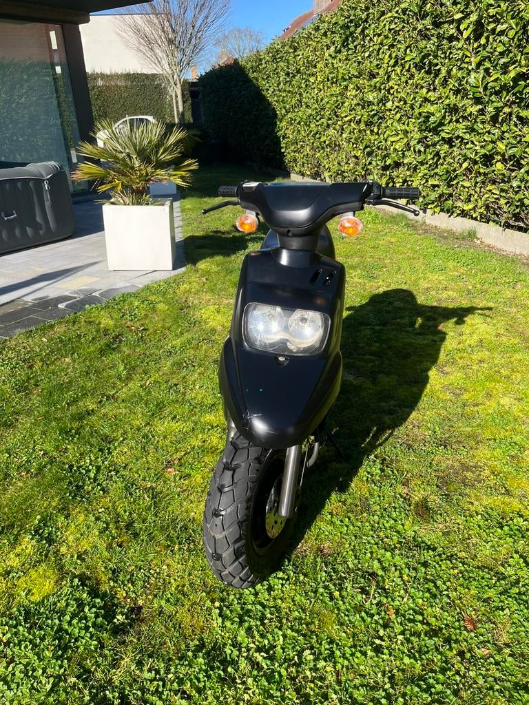 Zwarte mbk booster, Fietsen en Brommers, Ophalen, Zo goed als nieuw, 50 cc, Maximaal 25 km/u