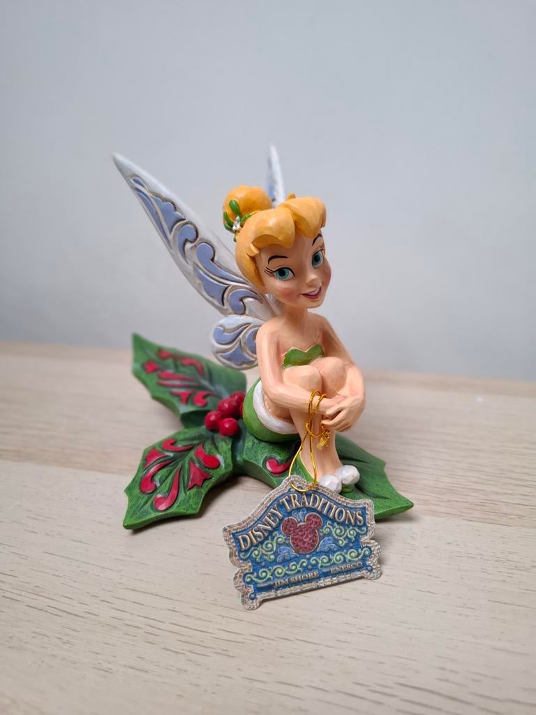 Tinker Bell Zittend op Hulst - Disney Traditions Beeldje, Ophalen of Verzenden, Peter Pan of Pinokkio, Zo goed als nieuw, Beeldje of Figuurtje