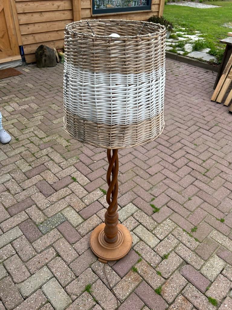 Houten vloerlamp met gedraaide poot en rotan kap, Ophalen, 150 tot 200 cm