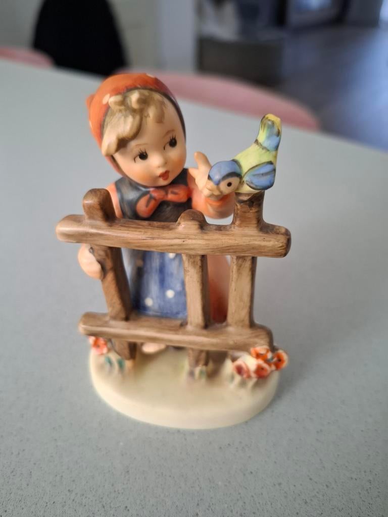 Goebel Hummel beeldje: Meisje met vogel op hekje, Verzamelen, Beelden en Beeldjes, Gebruikt, Hummel, Ophalen of Verzenden