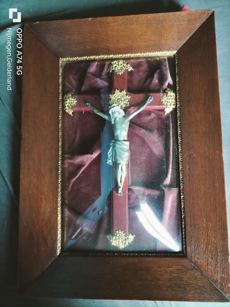 Crucifix achter bol glas, Antiek en Kunst, Ophalen of Verzenden