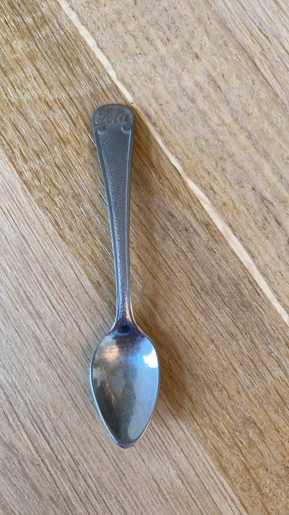 Sola hamerslag lepeltje met tekst Sola 9cm lang, Antiek en Kunst, Antiek | Bestek, Ophalen of Verzenden
