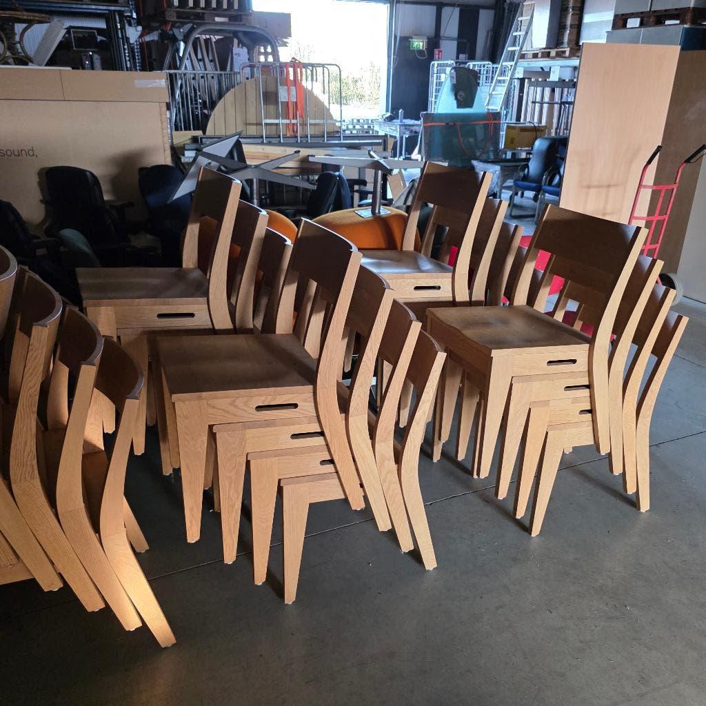 prachtige partij  74 stuks massief houten stapelstoelen, Huis en Inrichting, Ophalen, Zo goed als nieuw, Overige kleuren, Vijf, Zes of meer stoelen