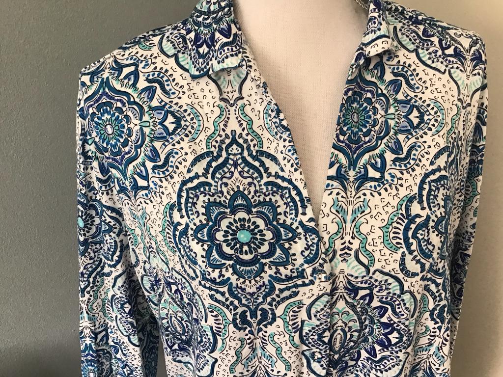 Blouse met blauw-wit patroon - Maat L, nieuwstaat, Ophalen of Verzenden, Zo goed als nieuw, Maat 42/44 (L), Blauw