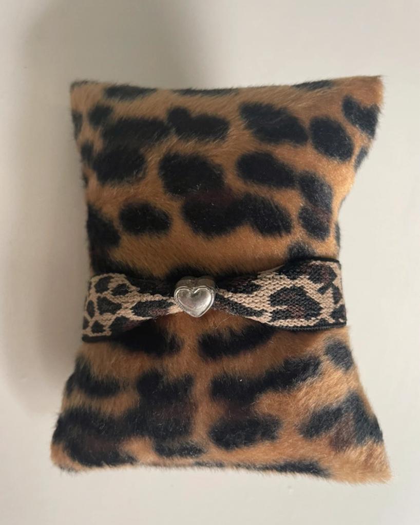 Armband tijgerprint met hartje, Ophalen of Verzenden, Zo goed als nieuw, Bruin, Kunststof of Plastic