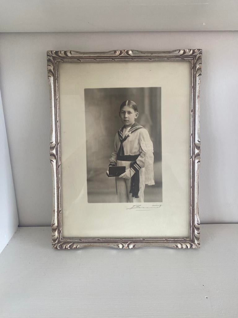 Antieke foto van jongen in matrozenpak, zilverkleurige lijst, Antiek en Kunst, Ophalen