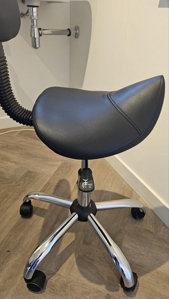 Tabouret zwart met zadelzit, Ophalen