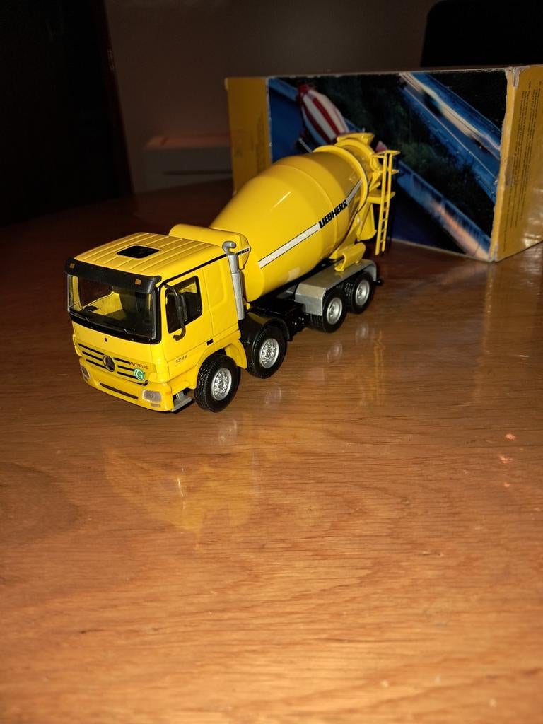 Mercedes Actros Betonmixer 1:50 - Geel Modelvrachtwagen, Hobby en Vrije tijd, Modelauto's | 1:50, Ophalen of Verzenden, Gebruikt