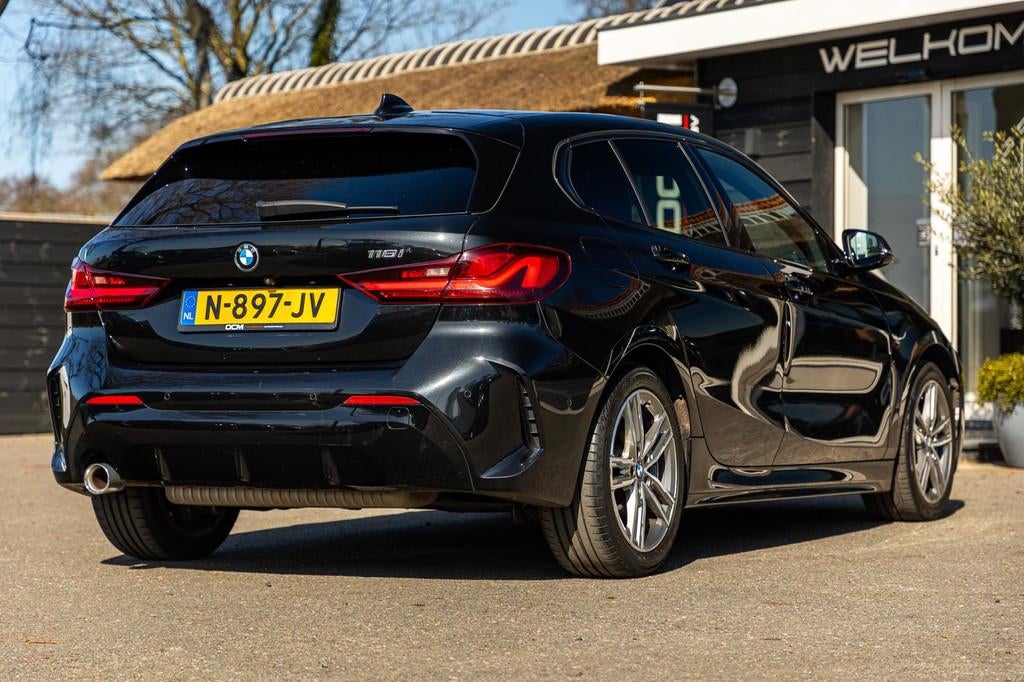 BMW 1-serie 118i High Executive M-Sport I Led I Live Cockpit, Auto's, Gebruikt, Leder en Stof, Zwart, Bedrijf