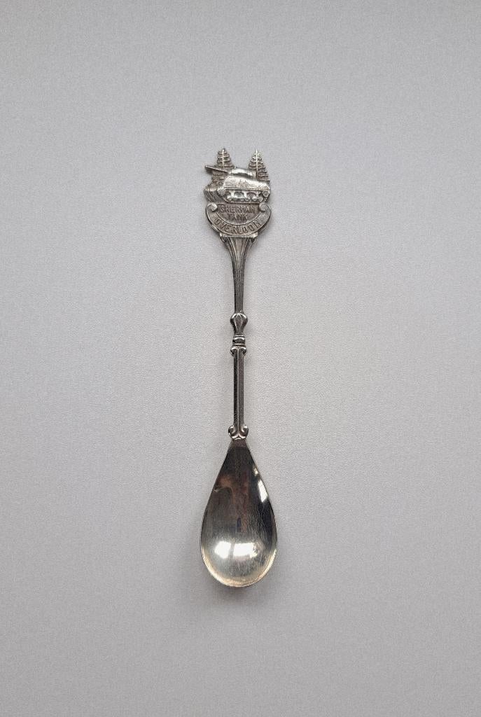 Verzilverd souvenirlepeltje Sherman tank Overloon, Ophalen of Verzenden, Zo goed als nieuw