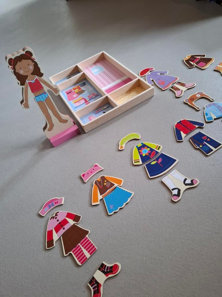 Magnetische aankleedpop met diverse outfits, Ophalen of Verzenden, Zo goed als nieuw, Overige typen