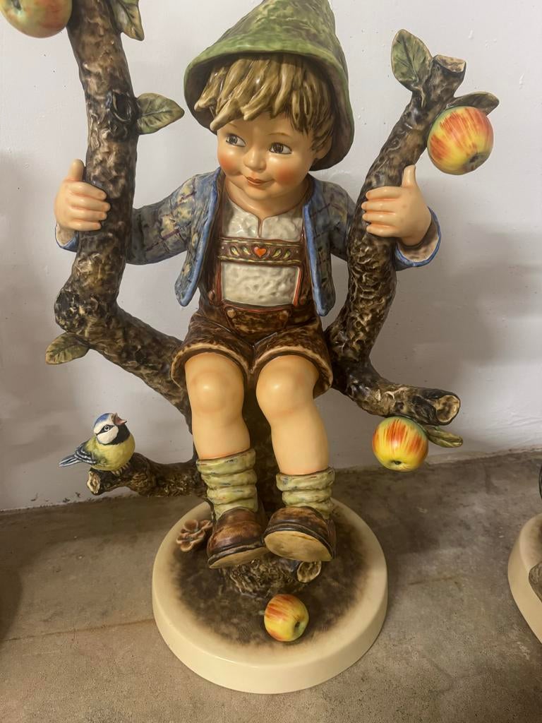 Goebel Hummel beeldje jongen in boom 80 cm heel zeldzaam, Verzamelen, Beelden en Beeldjes, Ophalen, Nieuw, Mens