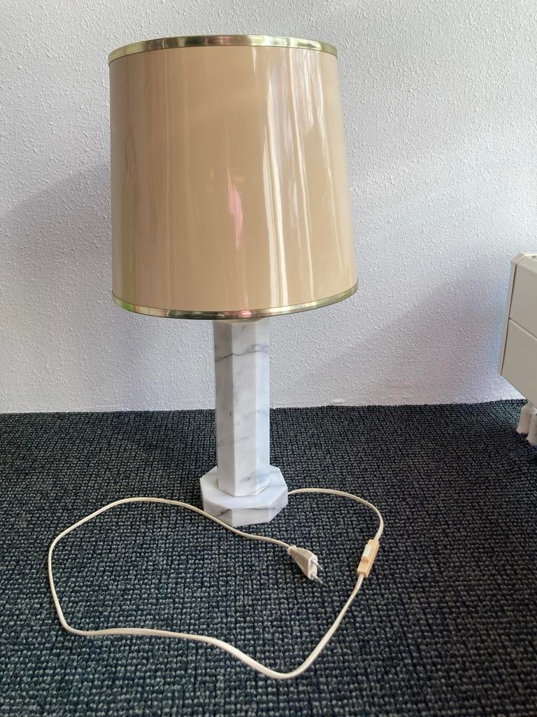 Elegante tafellamp met marmeren (carrara) voet en beige kap, Ophalen of Verzenden, Gebruikt, Overige materialen, 50 tot 75 cm