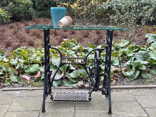 Antiek Singer naaitafel als decoratief meubelstuk, Ophalen