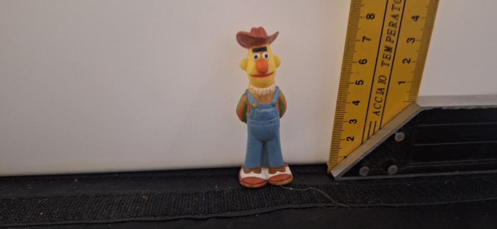 Bert poppetje met hoed ernie en bert Sesamstraat (7126), Verzamelen, Poppetjes en Figuurtjes, ., Ophalen of Verzenden, Zo goed als nieuw