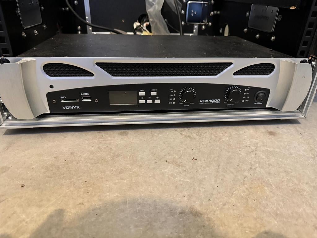 Vonyx VPA1000 versterker 2x 500W + Bluetooth & mp3 speler, Ophalen of Verzenden, Zo goed als nieuw, 120 watt of meer, Overige merken
