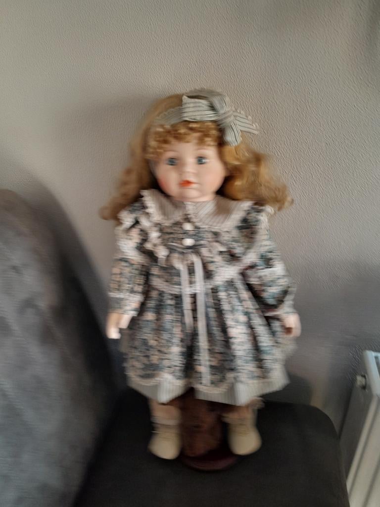 Mooie   posteleinepop met  standaard, Antiek en Kunst, Ophalen