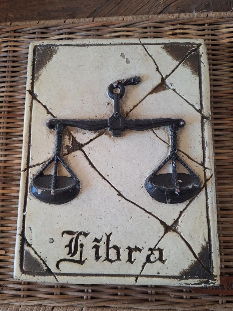 Vintage Wandtegel Weegschaal, Ophalen of Verzenden, Zo goed als nieuw