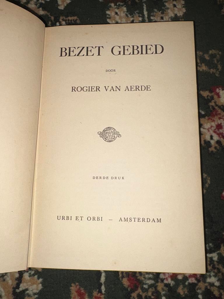 Bezet Gebied - Rogier van Aerde - Tweede Wereldoorlog, Boeken, Ophalen of Verzenden, Tweede Wereldoorlog, Gelezen, Overige onderwerpen