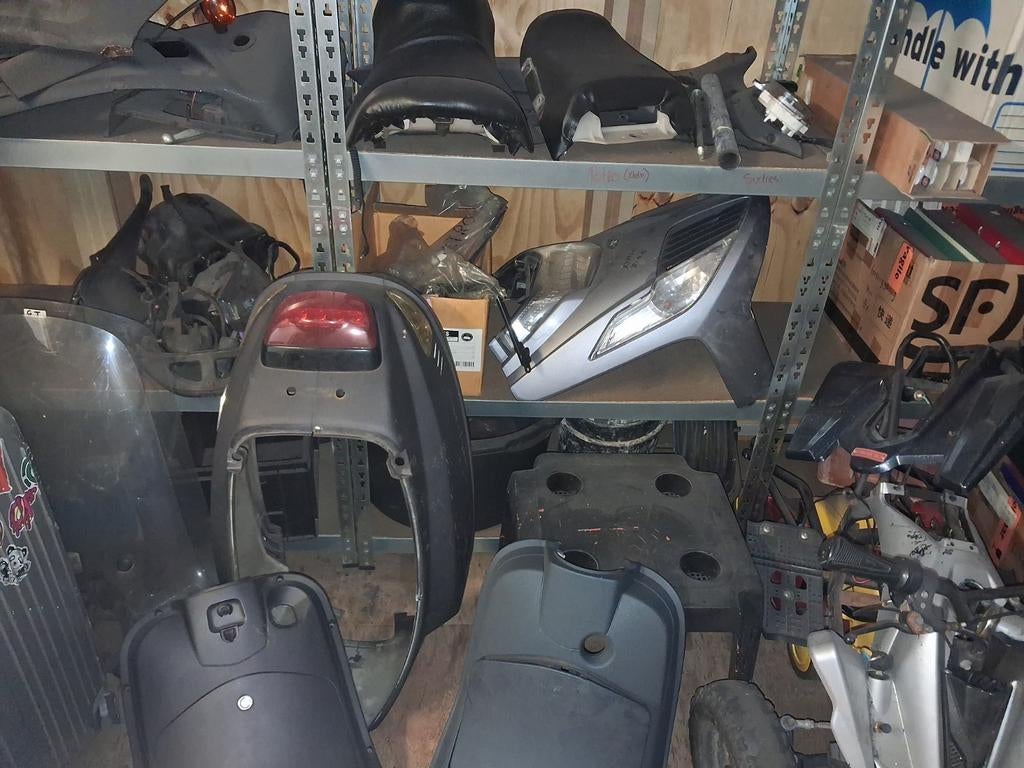 Onderdelen zo en zo  de goedkoopste, Fietsen en Brommers, Brommeronderdelen | Scooters, Ophalen of Verzenden, Gebruikt, Overige typen