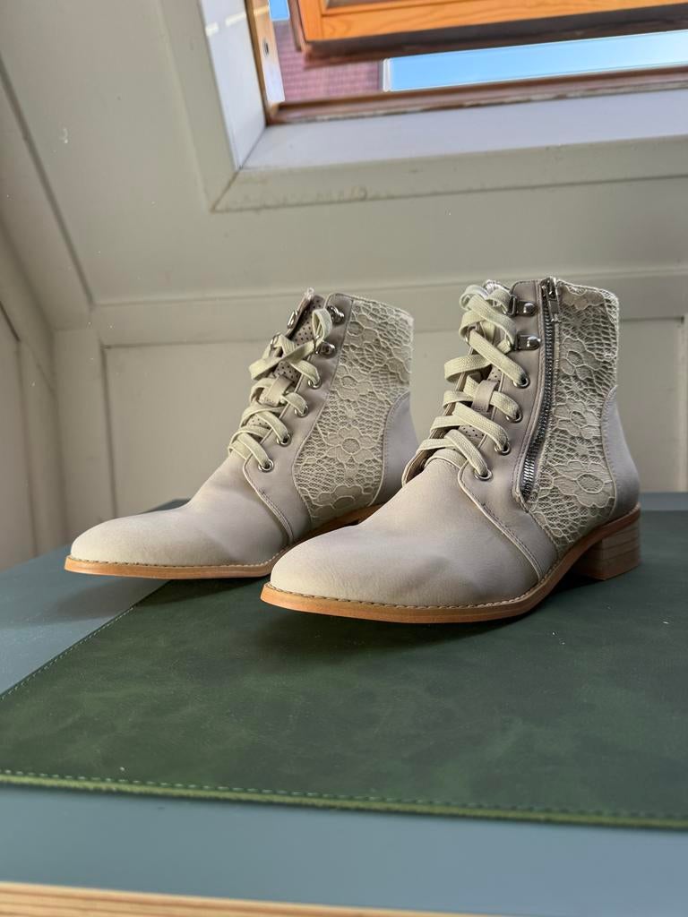 Elegante enkellaarsjes met kant - Maat 39, Kleding | Dames, Schoenen, Beige, Lage of Enkellaarzen, Nieuw, Ophalen of Verzenden