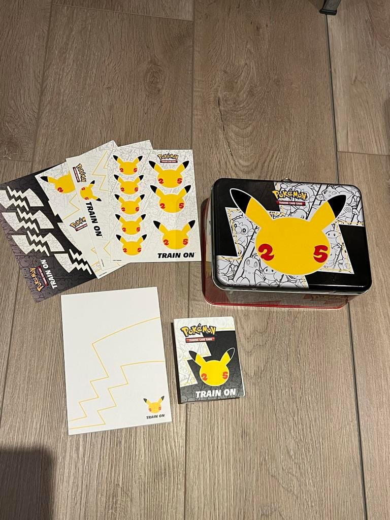 Pokémon 25th Anniversary Collector Chest, Hobby en Vrije tijd, Verzamelkaartspellen | Pokémon, Ophalen, Nieuw, Overige typen