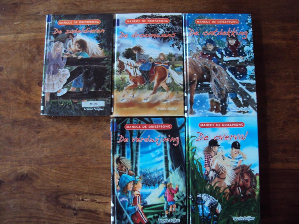 Serie boeken: Manege De Driesprong van Teunie Suijker, Ophalen of Verzenden, Gelezen, Teunie Suijker, Fictie algemeen