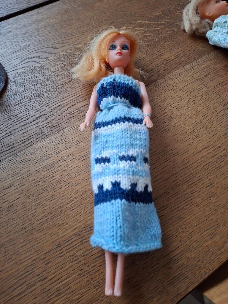 Barbie Hong Kong blauwe jurk, Verzamelen, Ophalen of Verzenden, Gebruikt, Kleertjes